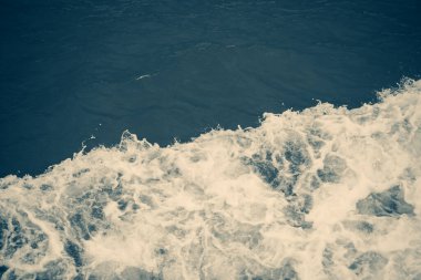 Dalgalı deniz suyu yüzeyinin arkaplan resmi