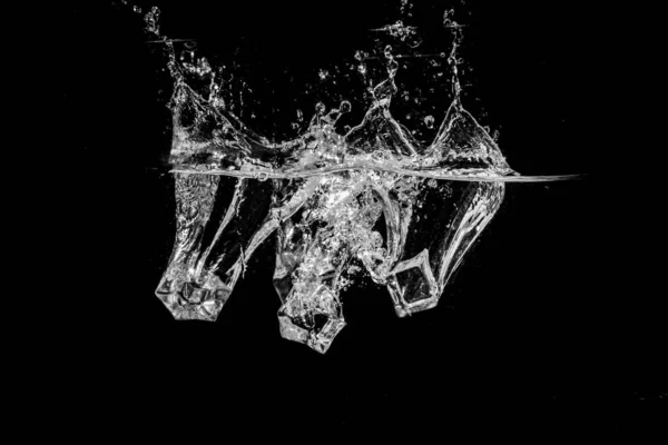 Voda Stříkající Abstraktní Tvar Kostkami Ledu Izolované Černém Pozadí — Stock fotografie