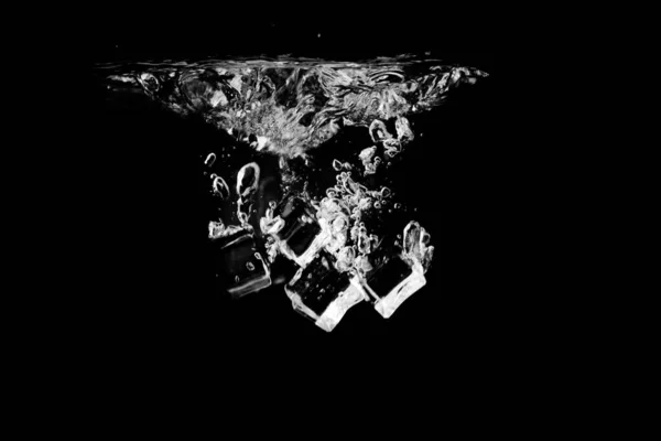 Νερό Splash Αφηρημένο Σχήμα Παγάκια Απομονώνονται Μαύρο Φόντο — Φωτογραφία Αρχείου
