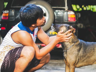 Güzel köpeğiyle bir adam