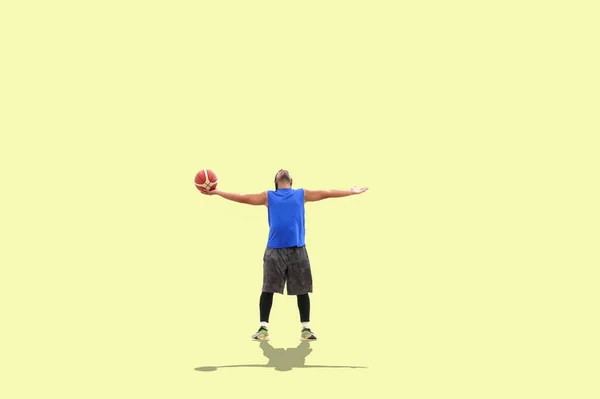 Basketballspieler Steht Glücklich Verbreitung Hands Farbigen Hintergrund Mit Clipping Pfad — Stockfoto