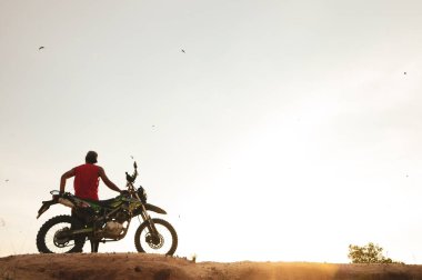 Akşamları motosikletli bir adam.