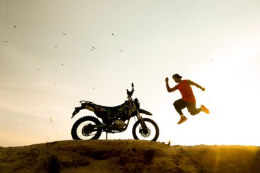 Akşamları motosikletli bir adam.