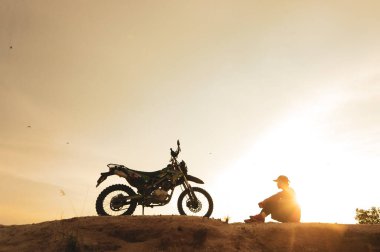 Akşamları motosikletli bir adam.