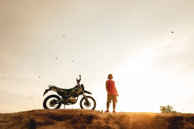 Akşamları motosikletli bir adam.