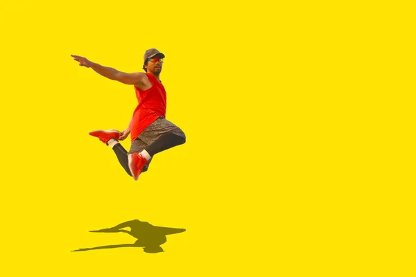 Una Foto Atleta Saltando Sobre Fondo Color —  Fotos de Stock