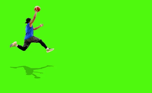 アジアのバスケットボール選手が色の背景でジャンプ — ストック写真