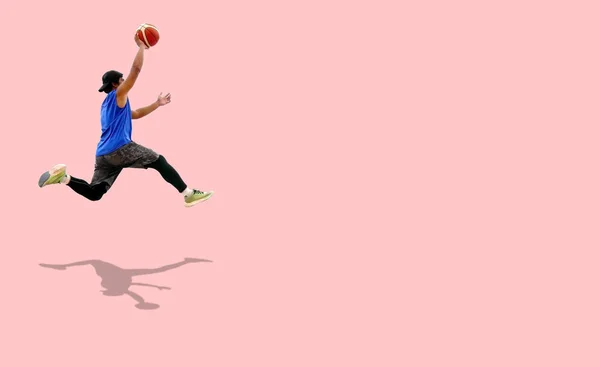 Баскетболисты Азии Прыгают Цветном Фоне — стоковое фото