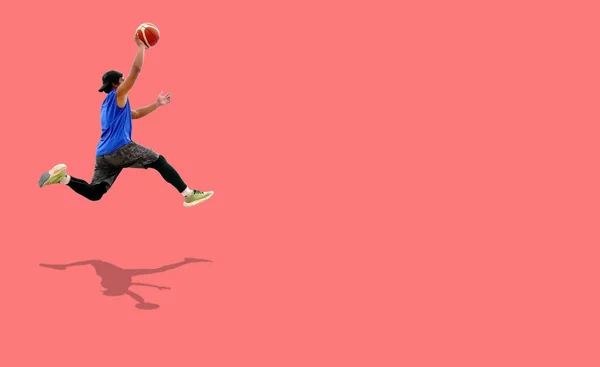 Asiatische Basketballer Springen Auf Farbigem Hintergrund — Stockfoto