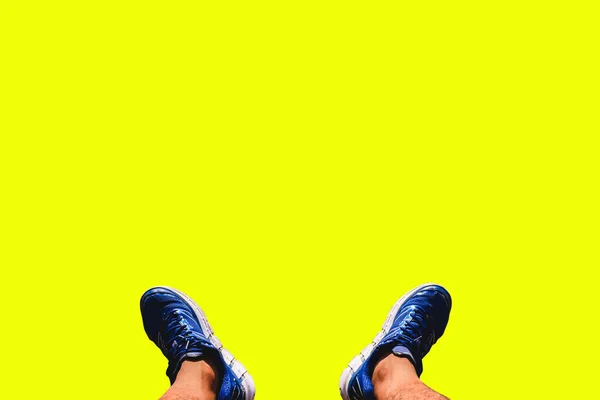 Блакитне Туристичне Взуття Кольоровому Фоні Відсічним Контуром Простого Використання — стокове фото