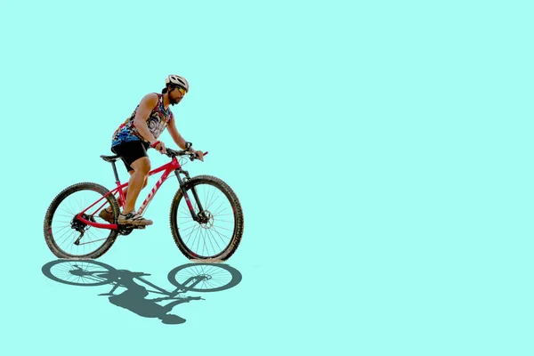 Hombre Ciclismo Para Ejercicio Sobre Fondo Color Con Camino Recorte —  Fotos de Stock