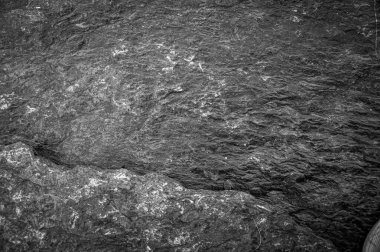 Siyah taş levhaların soyut arkaplan deseni. Büyük granit kayaların deseni