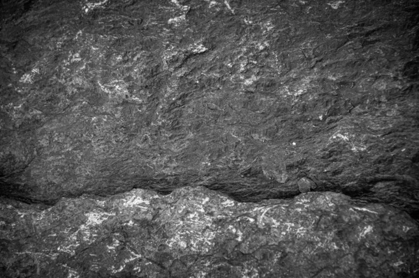 Siyah taş levhaların soyut arkaplan deseni. Büyük granit kayaların deseni