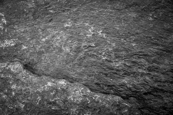 Siyah taş levhaların soyut arkaplan deseni. Büyük granit kayaların deseni