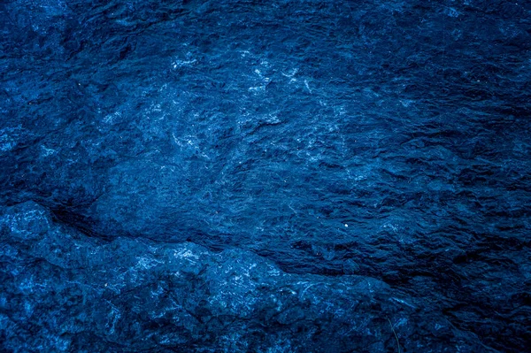 Koyu mavi taş levhaların soyut arka plan deseni. Büyük granit kaya kalıpları. metin için boşluk ile