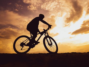 Akşamları yüksek dağlarda dağ bisikleti talimi, güzel renkler..