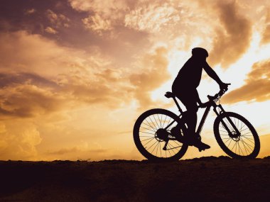 Akşamları yüksek dağlarda dağ bisikleti talimi, güzel renkler..