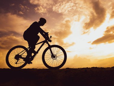 Akşamları yüksek dağlarda dağ bisikleti talimi, güzel renkler..