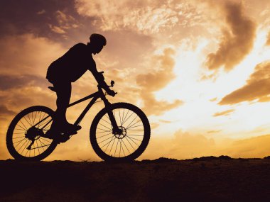 Akşamları yüksek dağlarda dağ bisikleti talimi, güzel renkler..