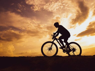 Akşamları yüksek dağlarda dağ bisikleti talimi, güzel renkler..