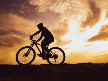 Akşamları yüksek dağlarda dağ bisikleti talimi, güzel renkler..