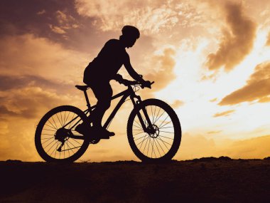 Akşamları yüksek dağlarda dağ bisikleti talimi, güzel renkler..