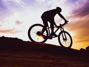 Akşamları yüksek dağlarda dağ bisikleti talimi, güzel renkler..