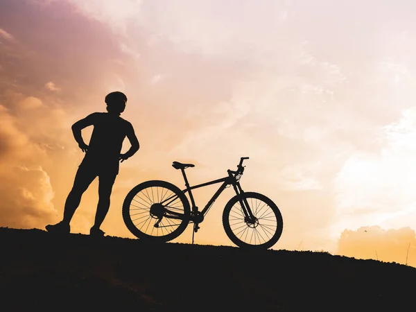 Una Silueta Ciclista Montaña Descansando Una Alta Montaña Por Noche —  Fotos de Stock