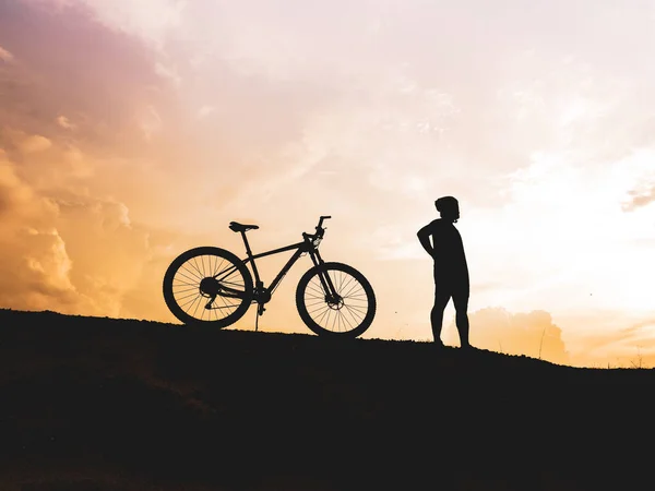 Silhouette Mountain Biker Resting High Mountain Evening Pastel Sky — Stock Photo, Image