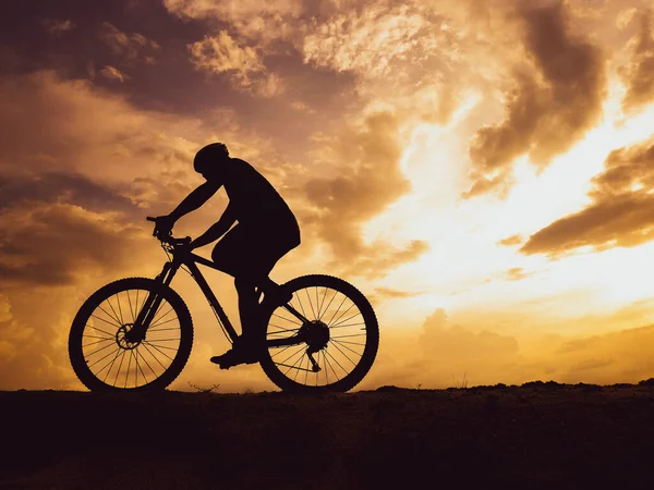 Bicicleta Montaña Silueta Entrenamiento Las Altas Montañas Por Noche Hermosos — Foto de Stock