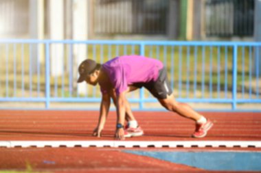 Pistteki koşucu eğitiminin bulanık lensleri. erkek koşucu eğitimi