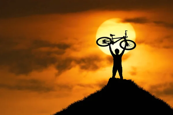 Die Silhouette Des Mountainbikers Hebt Das Rad Glücklich Dass Ihm — Stockfoto