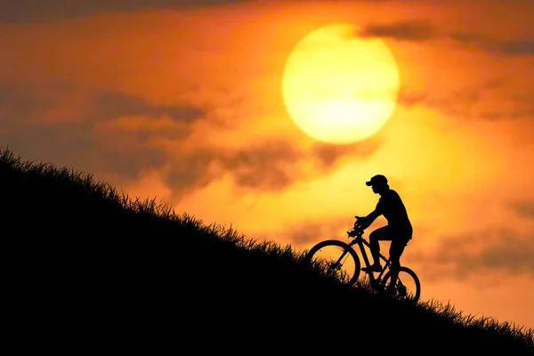 Een Man Een Mountainbike Een Steile Heuvel Kost Moeite Geduld — Stockfoto