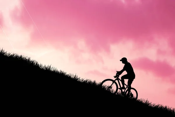 Man Riding Mountain Bike Steep Hill Takes Effort Patience Success — Stock Photo, Image