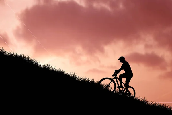 Dik Bir Tepede Dağ Bisikleti Süren Bir Adam Çaba Gerektirir — Stok fotoğraf