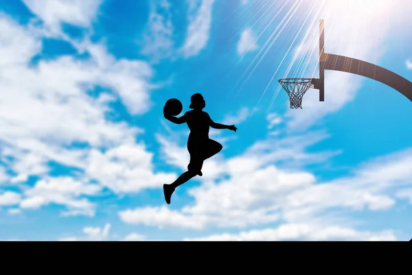 Jogadores Basquete Pulando Silhuetas Afundanço Belo Campo Basquete Livre Noite — Fotografia de Stock