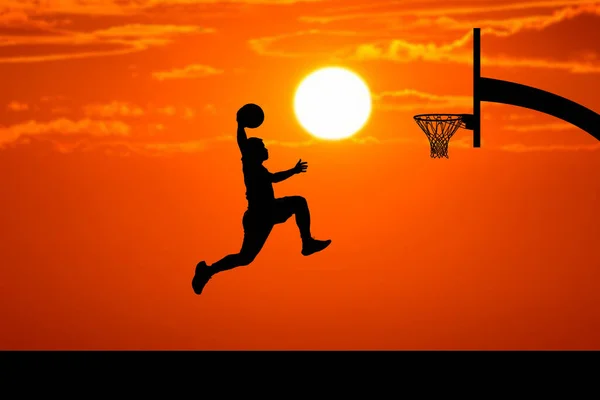 Баскетболисты Прыгают Через Силуэты Красивой Открытой Баскетбольной Площадке Вечером — стоковое фото
