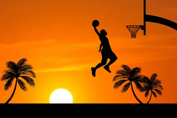 Basketballer Springen Abends Auf Einem Schönen Freiluft Basketballfeld — Stockfoto