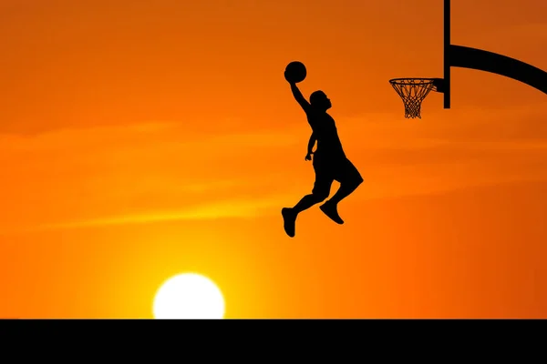 Basketballer Springen Abends Auf Einem Schönen Freiluft Basketballfeld — Stockfoto