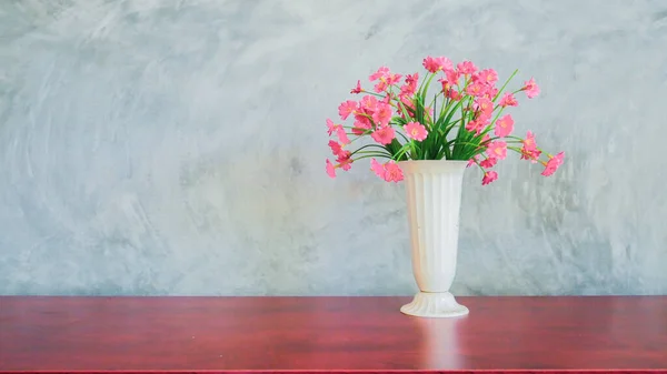 Vaso Flores Vermelhas Colocado Mesa Contra Pano Fundo Uma Parede — Fotografia de Stock