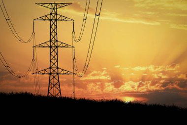 Yüksek voltaj direklerinden ve elektrik hatlarından oluşan siluetler karmaşık bir çelik yapıya sahiptir. Güçlü ve dayanıklıdır..