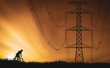 Yüksek voltaj direklerinden ve elektrik hatlarından oluşan siluetler karmaşık bir çelik yapıya sahiptir. Güçlü ve dayanıklıdır..