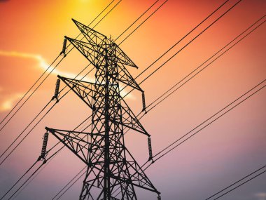 Yüksek voltaj direklerinden ve elektrik hatlarından oluşan siluetler karmaşık bir çelik yapıya sahiptir. Güçlü ve dayanıklıdır..