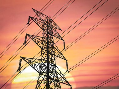 Yüksek voltaj direklerinden ve elektrik hatlarından oluşan siluetler karmaşık bir çelik yapıya sahiptir. Güçlü ve dayanıklıdır..