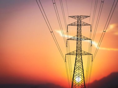 Yüksek voltaj direklerinden ve elektrik hatlarından oluşan siluetler karmaşık bir çelik yapıya sahiptir. Güçlü ve dayanıklıdır..