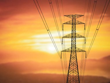 Yüksek voltaj direklerinden ve elektrik hatlarından oluşan siluetler karmaşık bir çelik yapıya sahiptir. Güçlü ve dayanıklıdır..