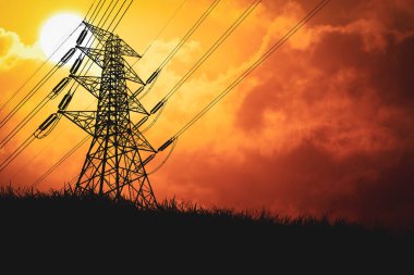 Yüksek voltaj direklerinden ve elektrik hatlarından oluşan siluetler karmaşık bir çelik yapıya sahiptir. Güçlü ve dayanıklıdır..