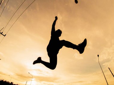 Zıplayan bir adamın silueti