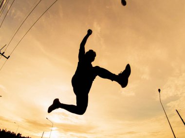 Zıplayan bir adamın silueti