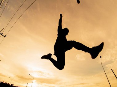 Zıplayan bir adamın silueti